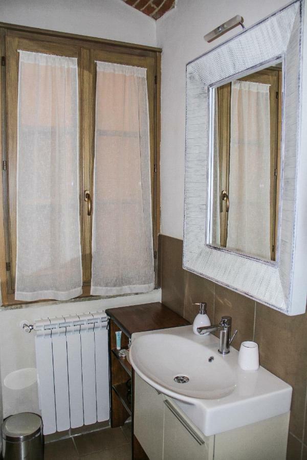 Residenza Fra Le Torri - Charme & Art Gallery Home アレッツォ エクステリア 写真